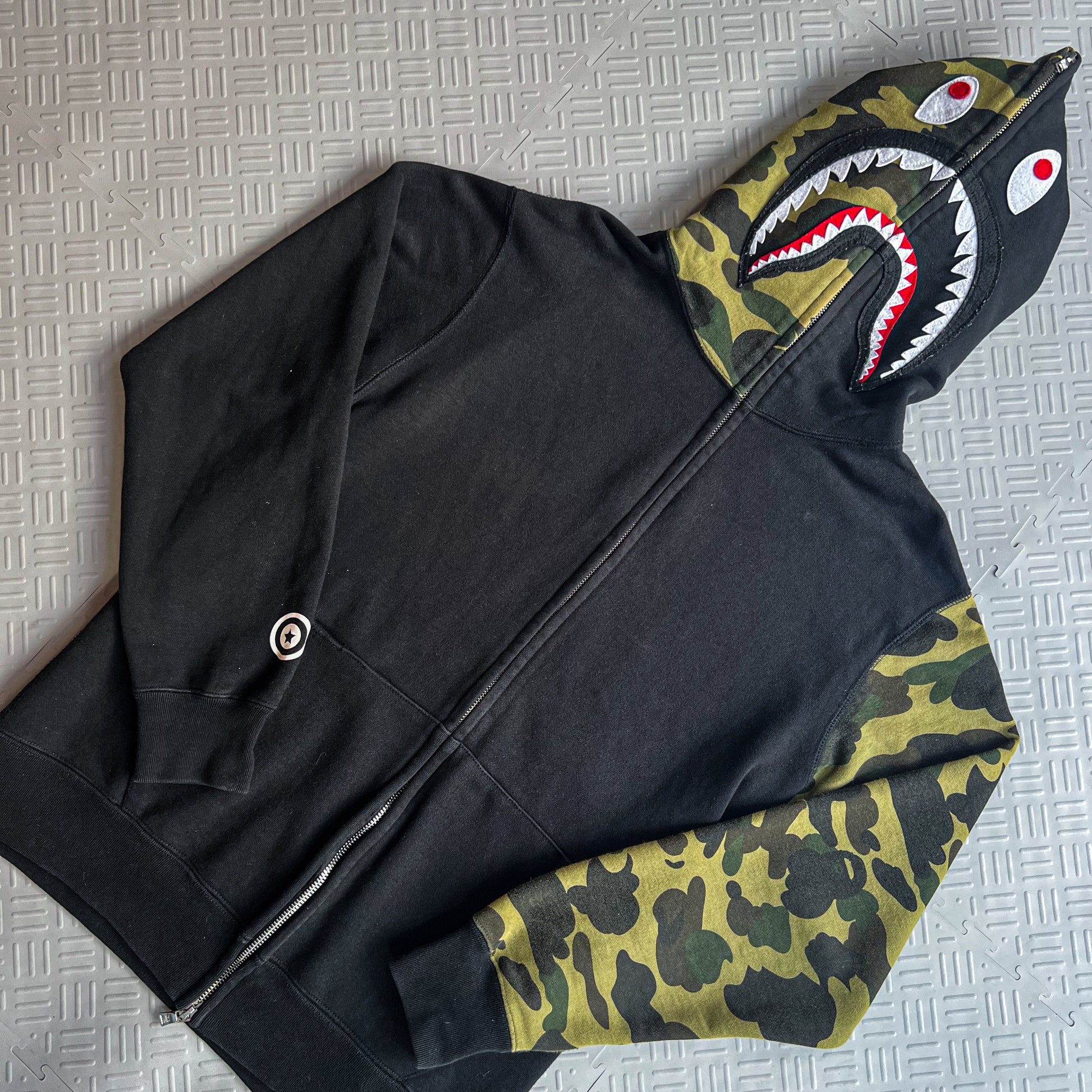 Bape Black shark Hoodie (L)
