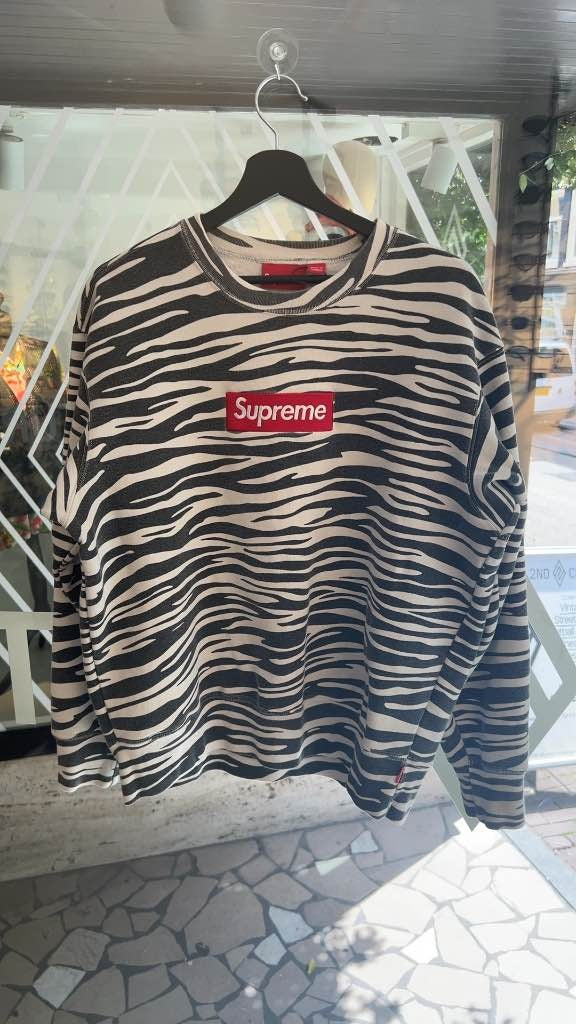 FW22 Supreme Zebra Bog Logo Sweater (S)
