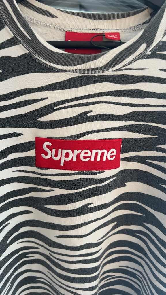 FW22 Supreme Zebra Bog Logo Sweater (S)