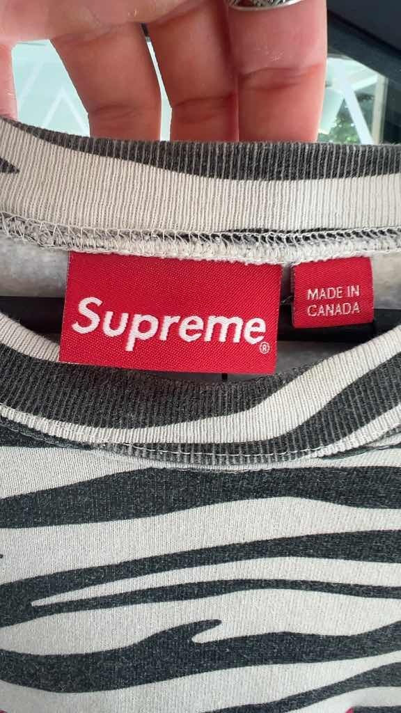 FW22 Supreme Zebra Bog Logo Sweater (S)
