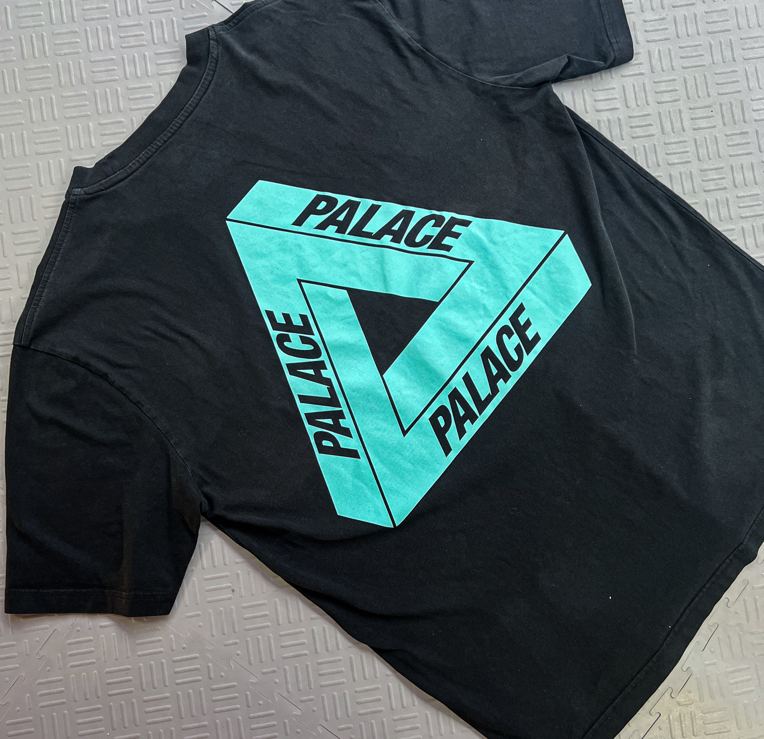 FW20 Palace Tri To Help Tee (XL)