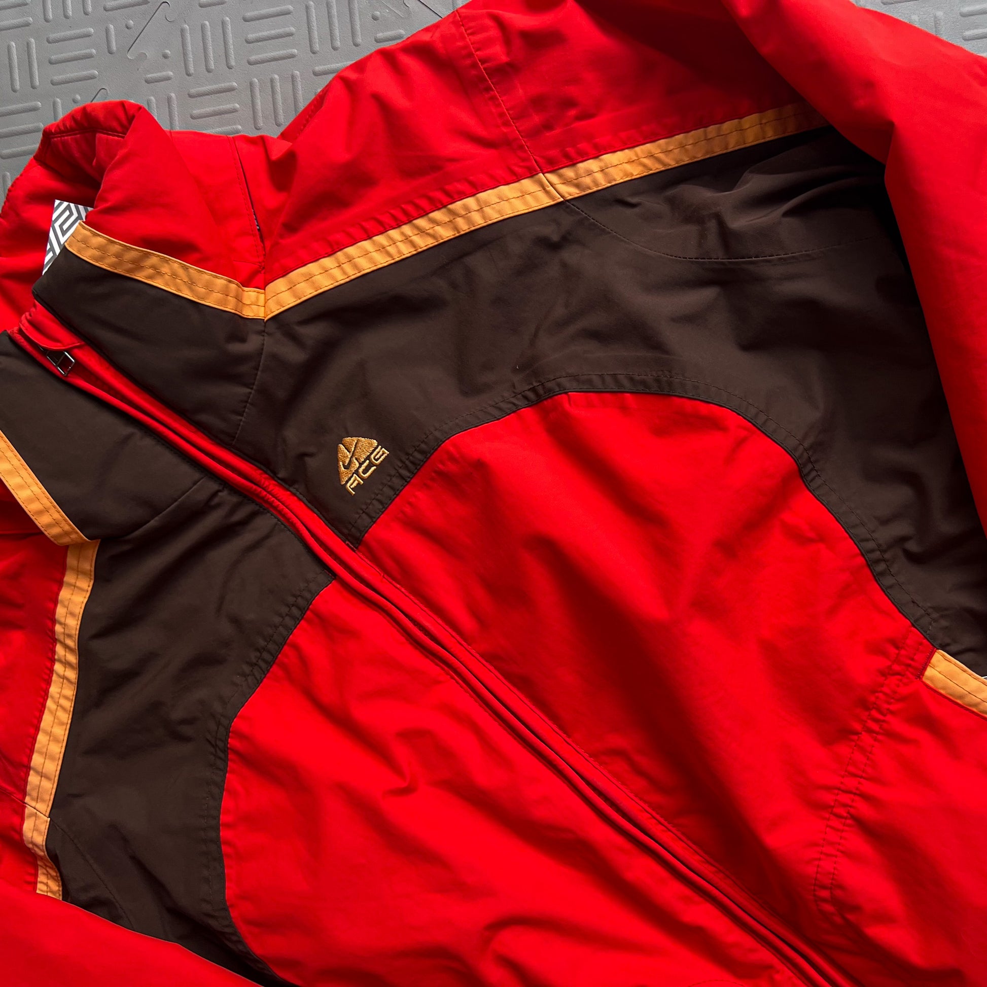 Vintage 2000's Nike ACG Brown Red Jacket (M)