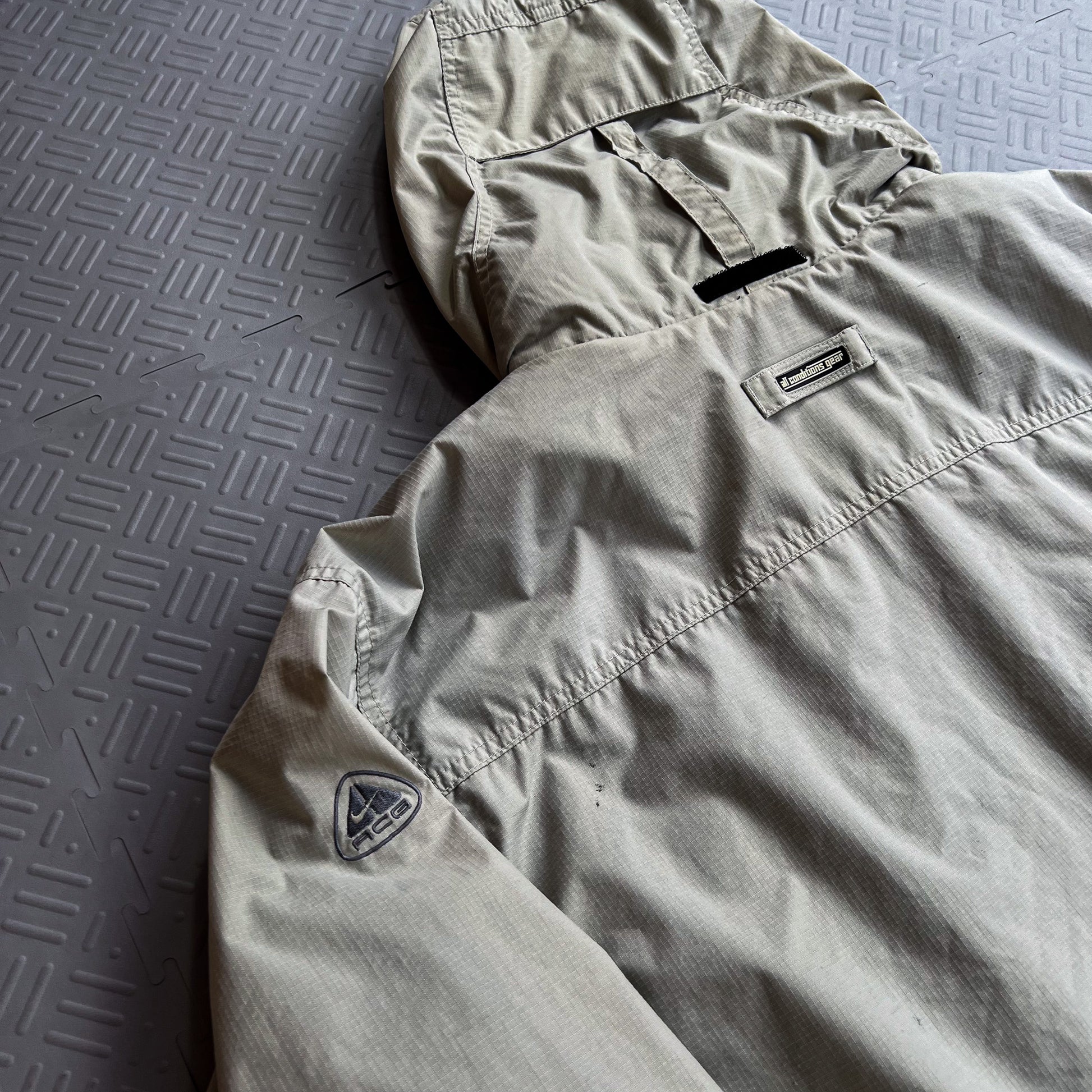 Vintage 2001 Nike ACG Hooded Jacket (L)