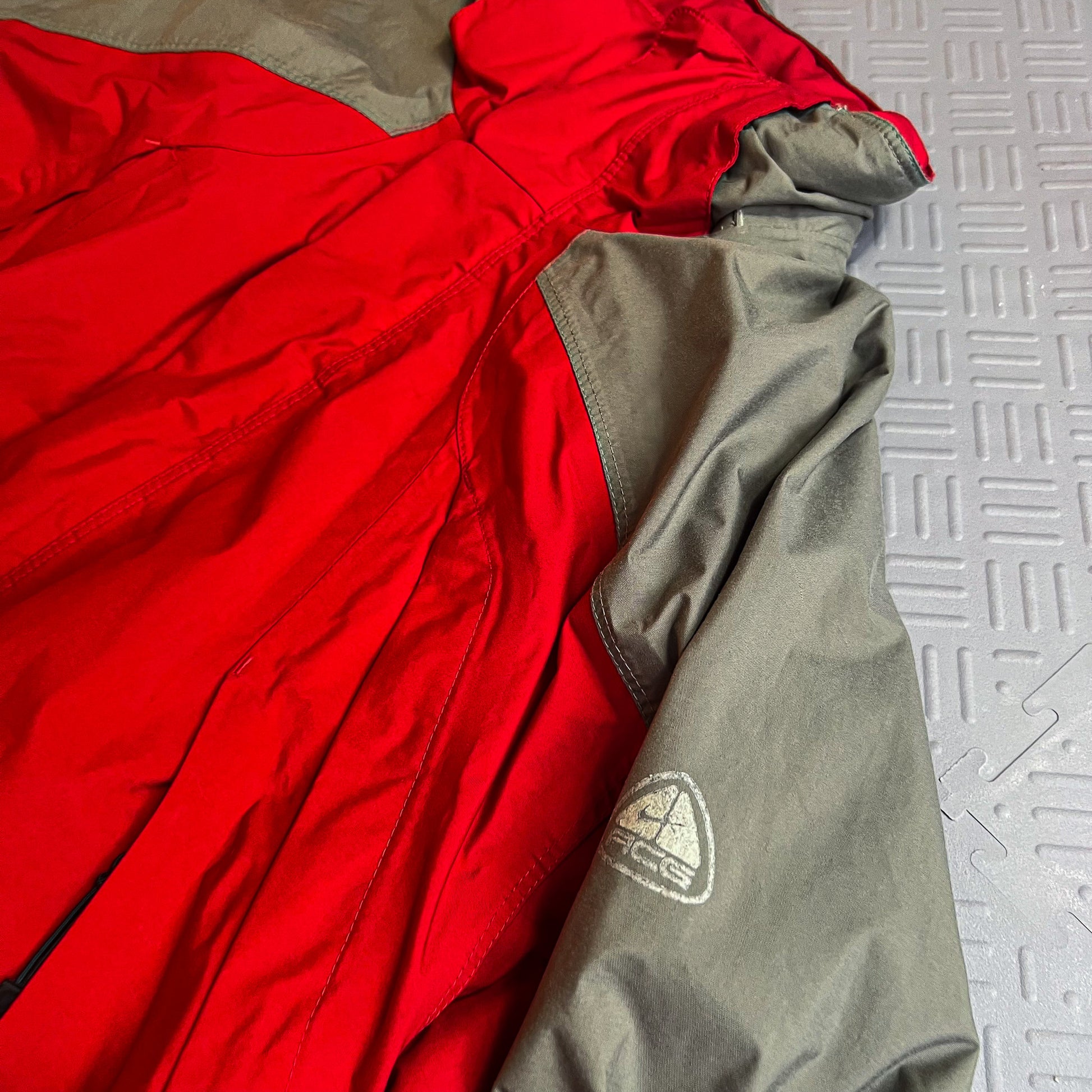 Vintage 2000's Nike ACG Red Grey Jacket (M)